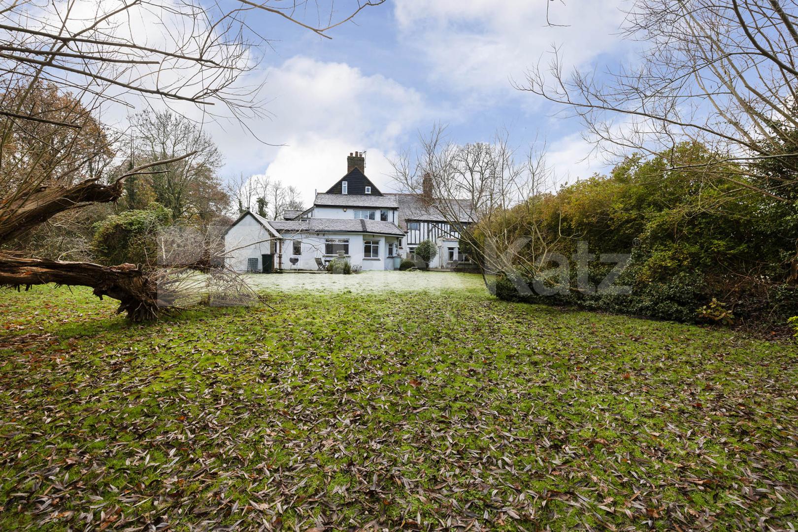 A elegant and historic 16th century detached house on an exclusive street   Totteridge Common, Highwood Hill